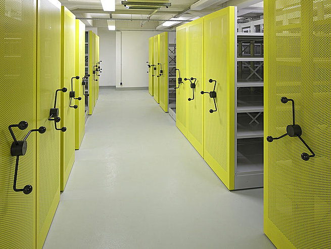Verfahrbare Archivregale mit Drehsternantrieb und gelben gelochten Vorsatzwänden