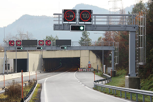 Vorportal Tunnel mit LED Anzeige