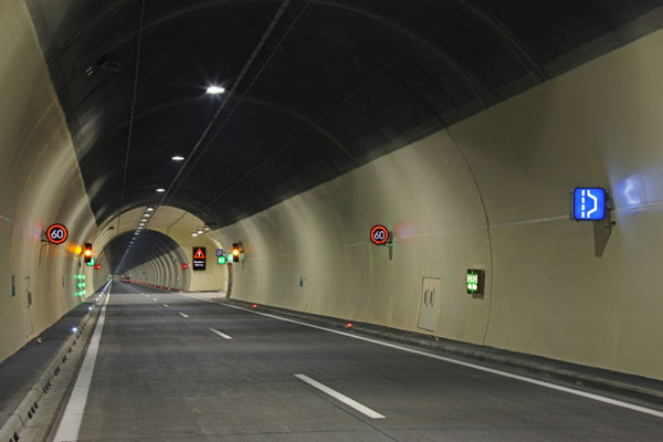 Innenbeleuchtete Verkehrszeichen im Tunnel