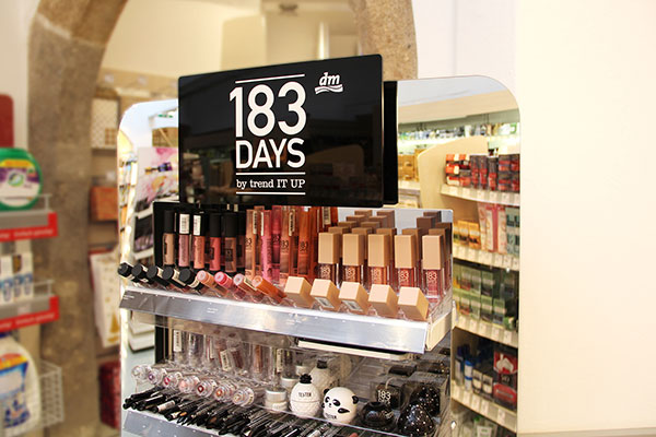 POS Display 183 days dm mit Kosmetikartikeln