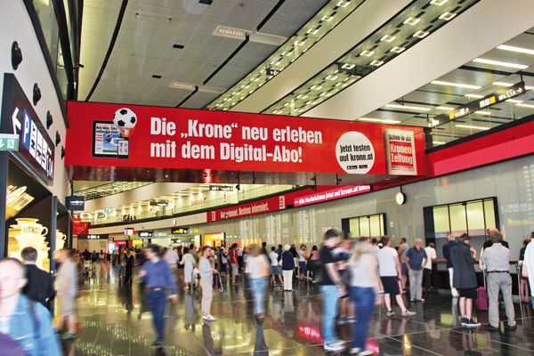 Brücke im Flughafen Wien mit Kronen-Zeitung Werbung