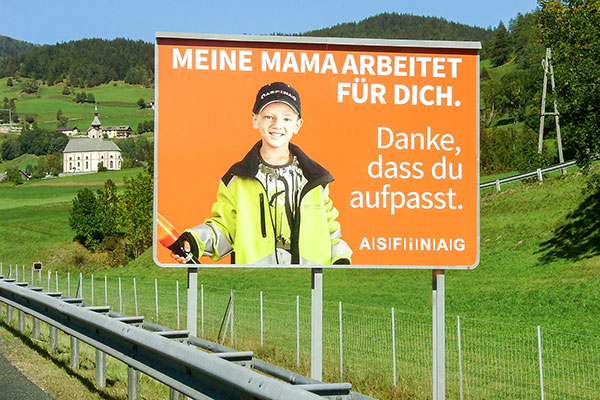 ASFINAG Plakat an der Autobahn - "Danke, dass du aufpasst"
