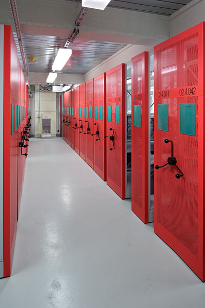 Mobile archive shelving with crank drive and red perforated end panels