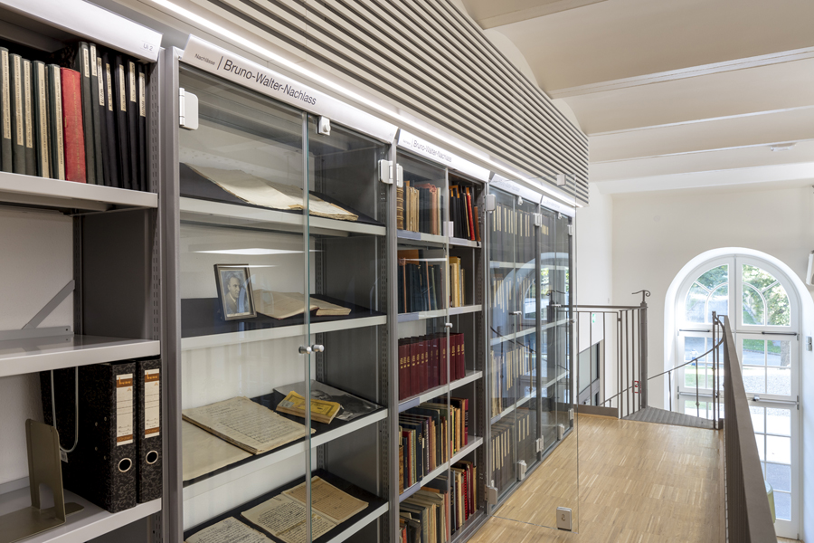 Library shelf with glass door: Bruno-Walter-Nachlass